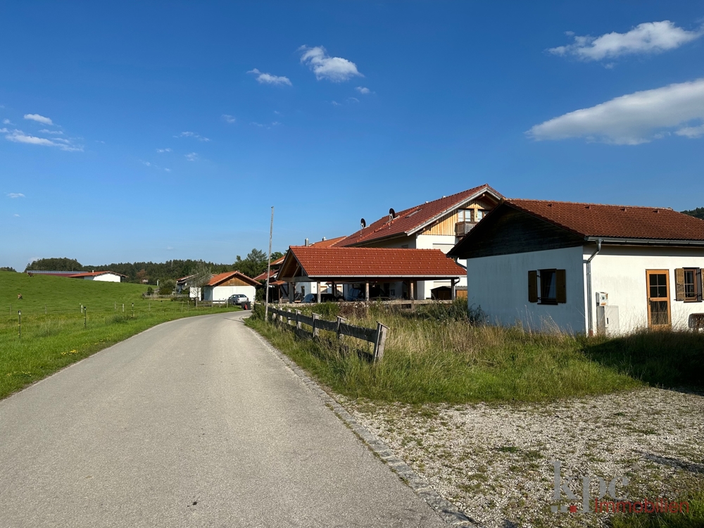 Bad Heilbrunn / OT - Sonniger Baugrund für 2 DHH im Dorf inkl. bereits genehmigtem Bauvorbescheid! - Straße